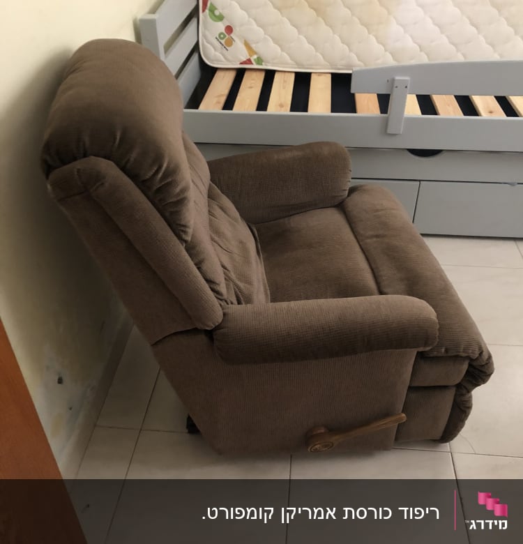 כורסה מרופדת חומה ליד מיטה עם מזרן